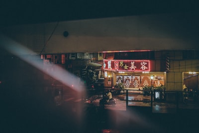 穿过商店门面的人